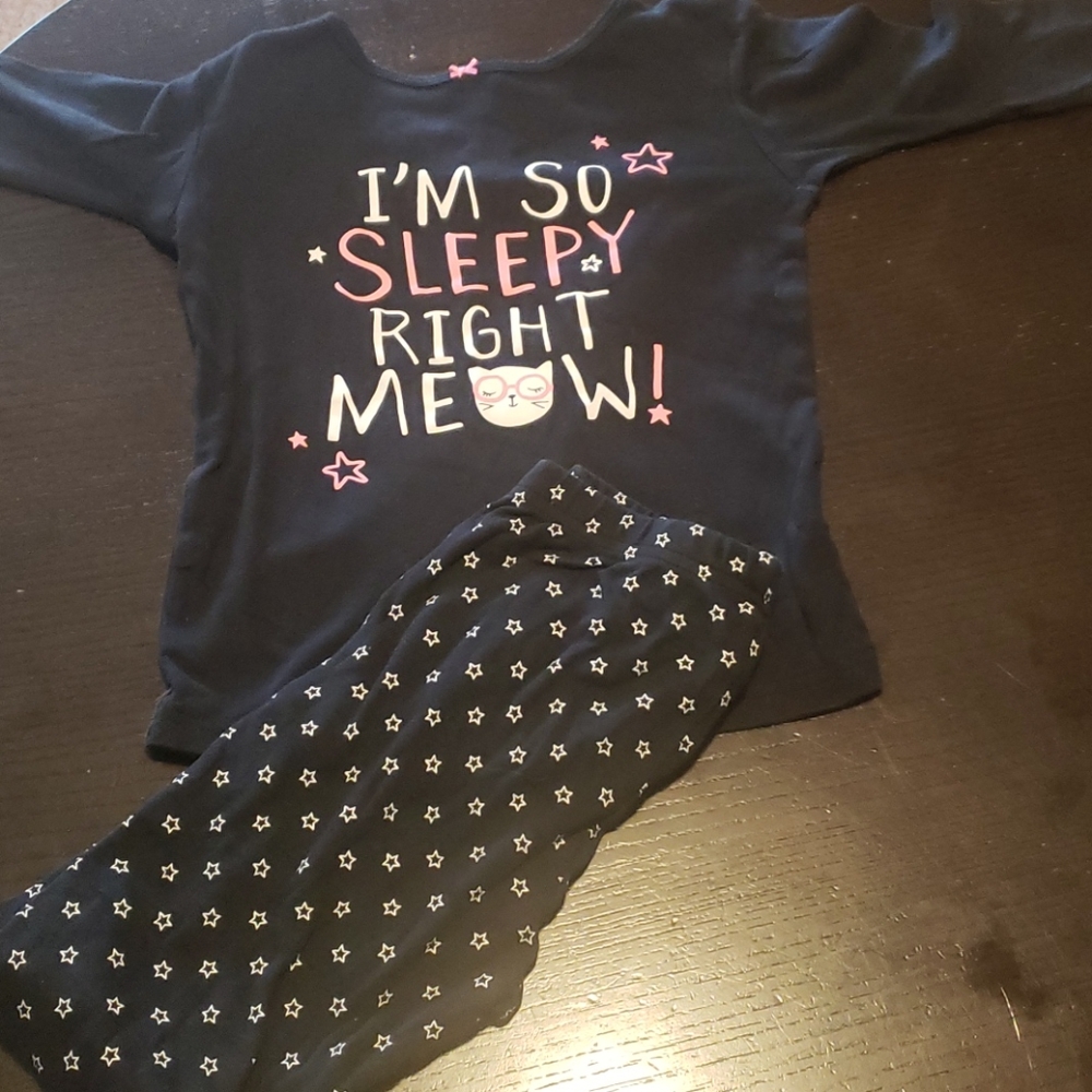 Long sleeve 2 piece pajama's set.
